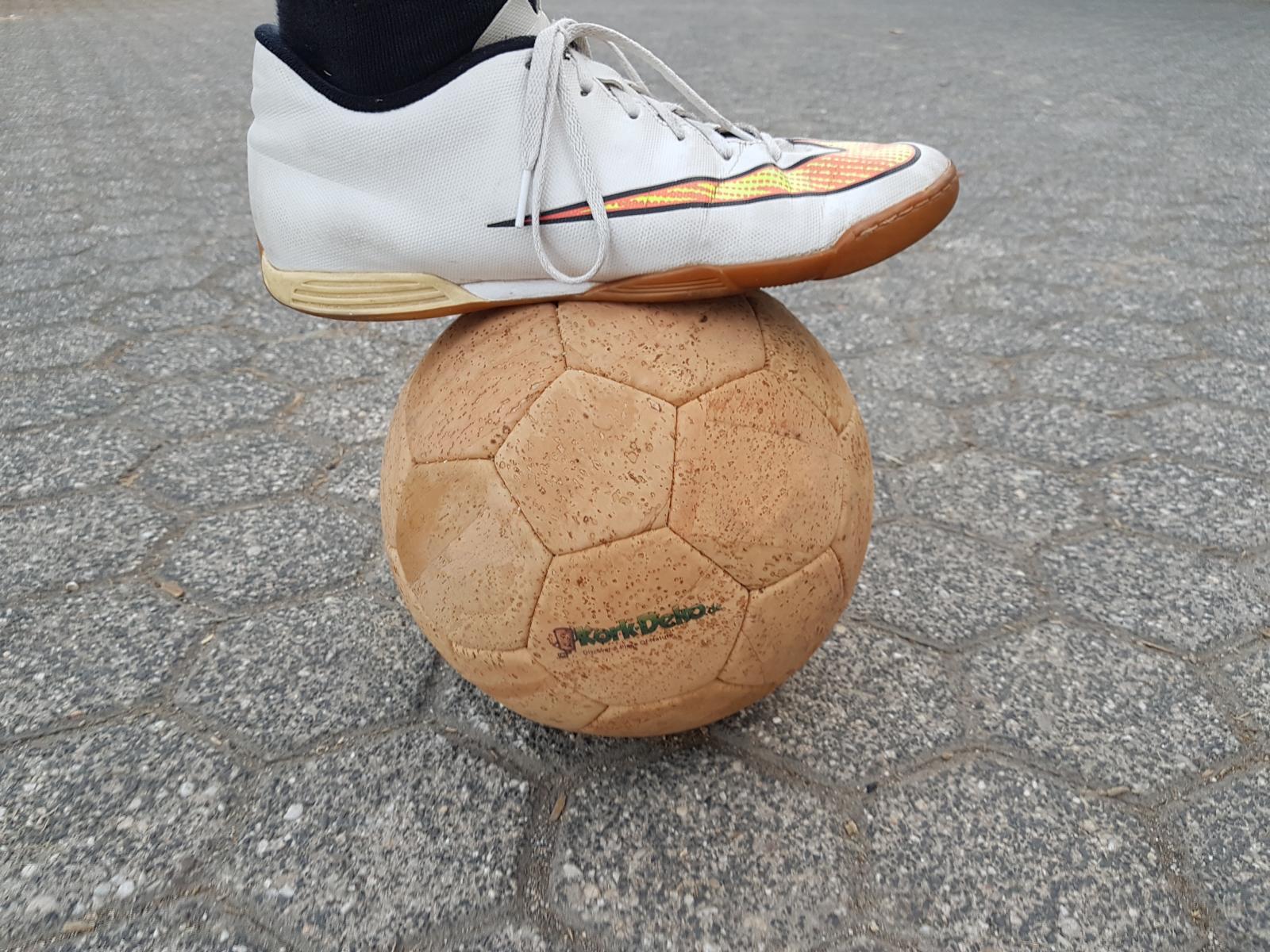 Kork Fußball in Aktion, Kork statt Leder!