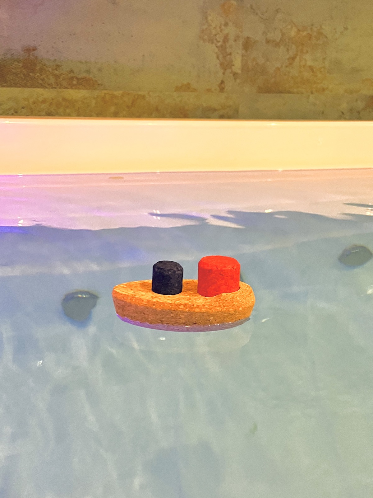 Dampfer aus Kork schwimmend