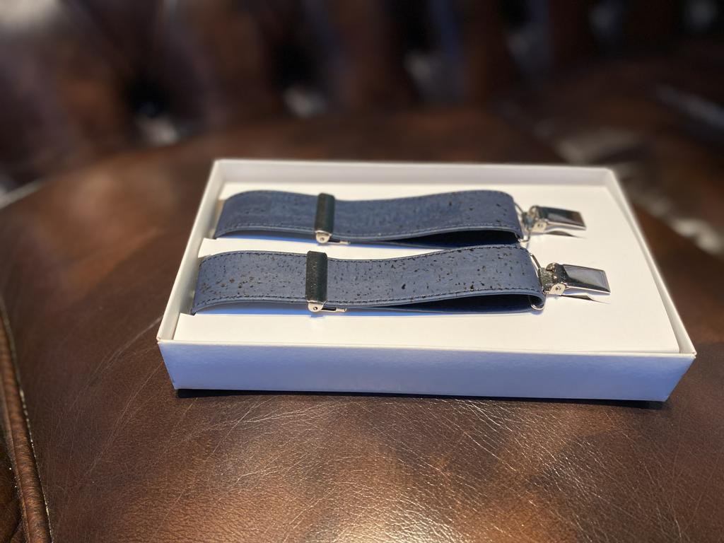 Blaue Kork-Hosenträger