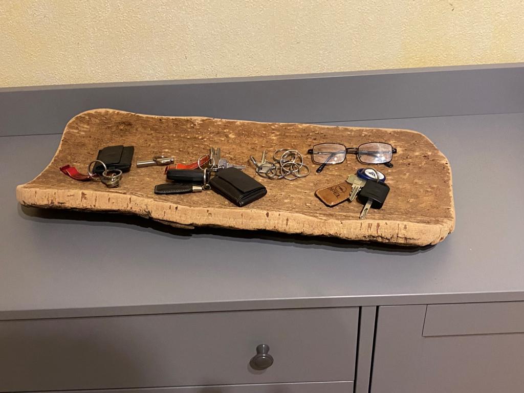 Korkrinde als Schlüsselablage an der Garderobe
