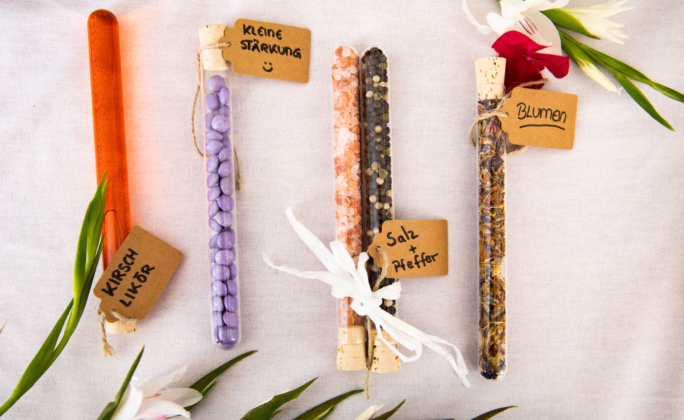 Reagenzgläser füllen – 4 Top Gastgeschenk-Ideen für Hochzeiten