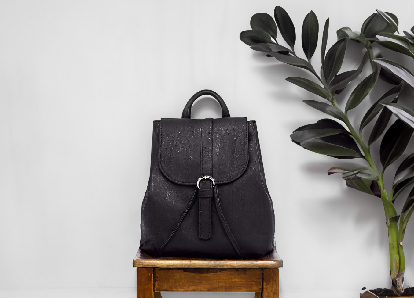 schicker Rucksack aus schwarzem Korkstoff