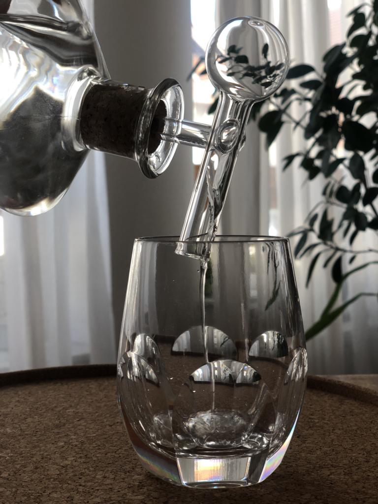 Schnapsportionierer aus Glas mit Korkstöpsel