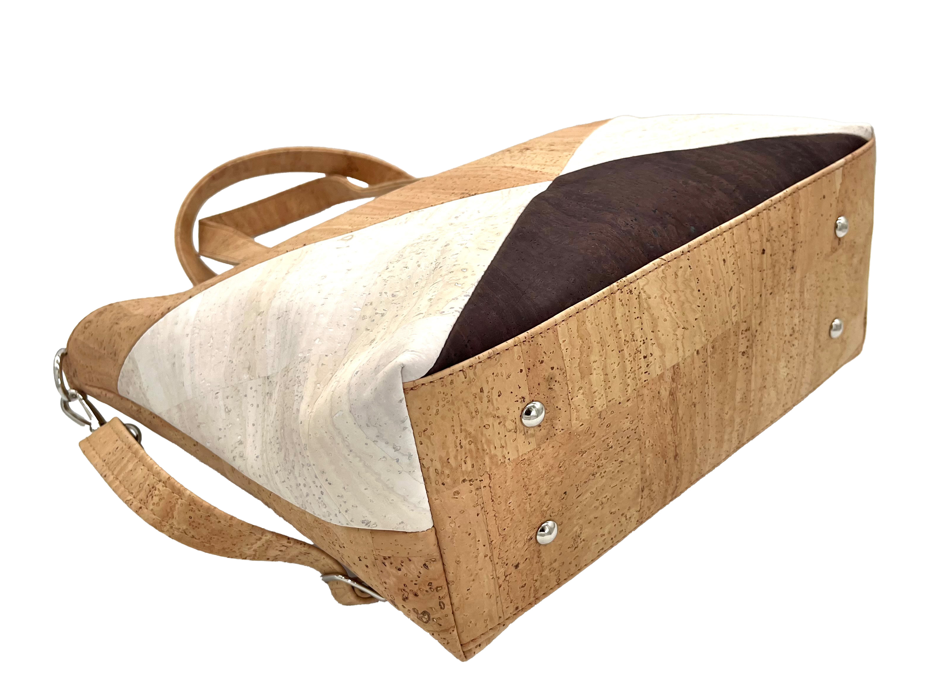 hellbraune Korktasche mit weißen und dunkelbraunen Details
