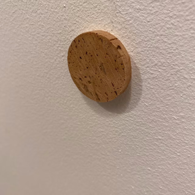 Naturkork-Scheibe als Wandschoner hinter Türgriff
