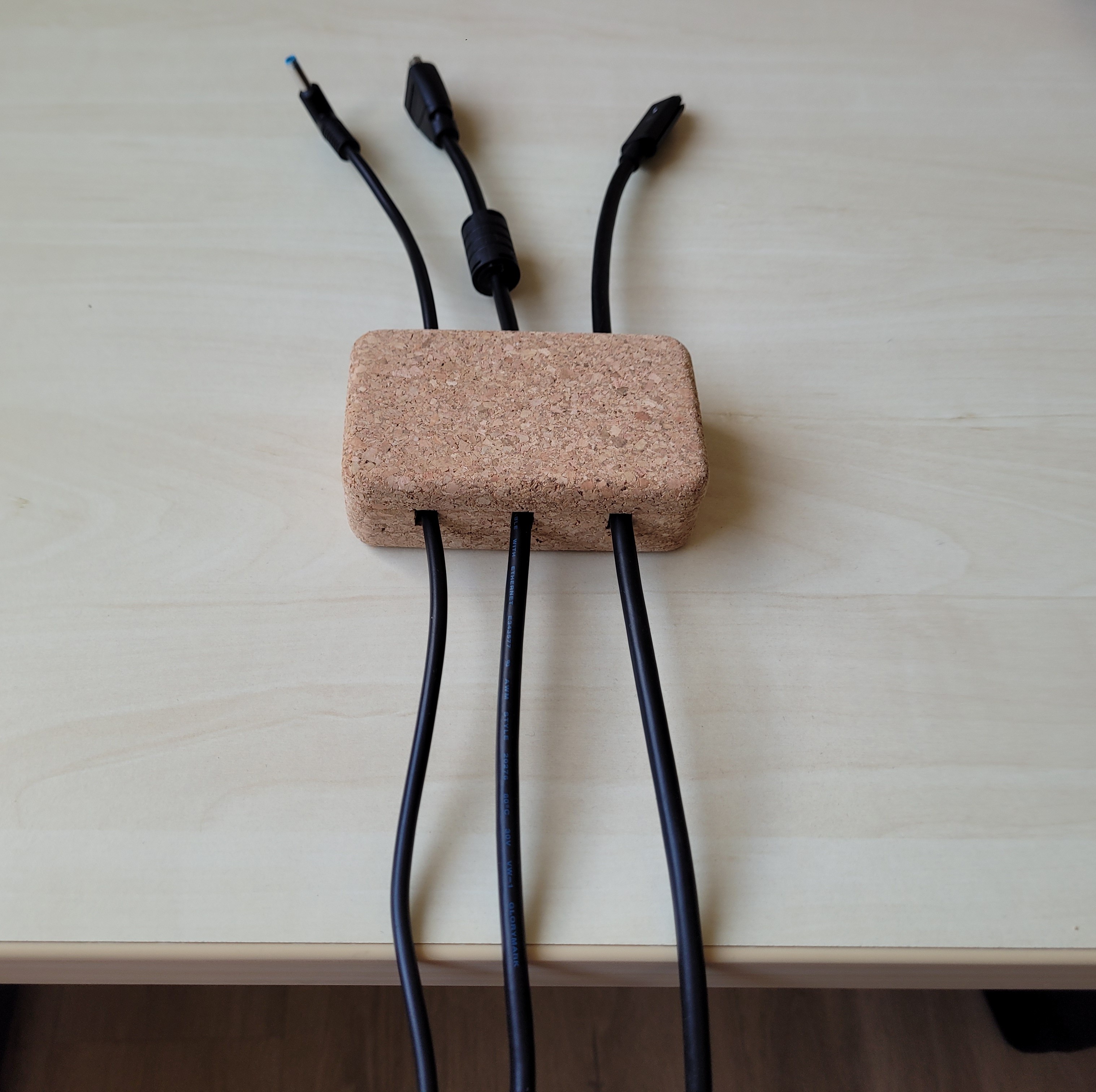 Kabelhalter aus Presskork mit Magnetverschluss – Kabelorganizer für den Schreibtisch