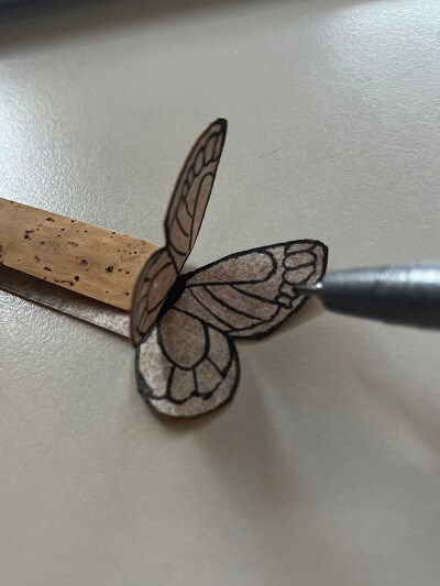 Schritt 2 – Schmetterling auf DIY Lesezeichen aufmalen