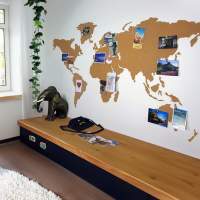 Kork Weltkarte mit angepinnten Reiseerinnerungen an der Wand über Sitzbank
