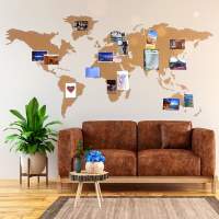 Kork Weltkarte mit Postkarten an der Wand über Sofa