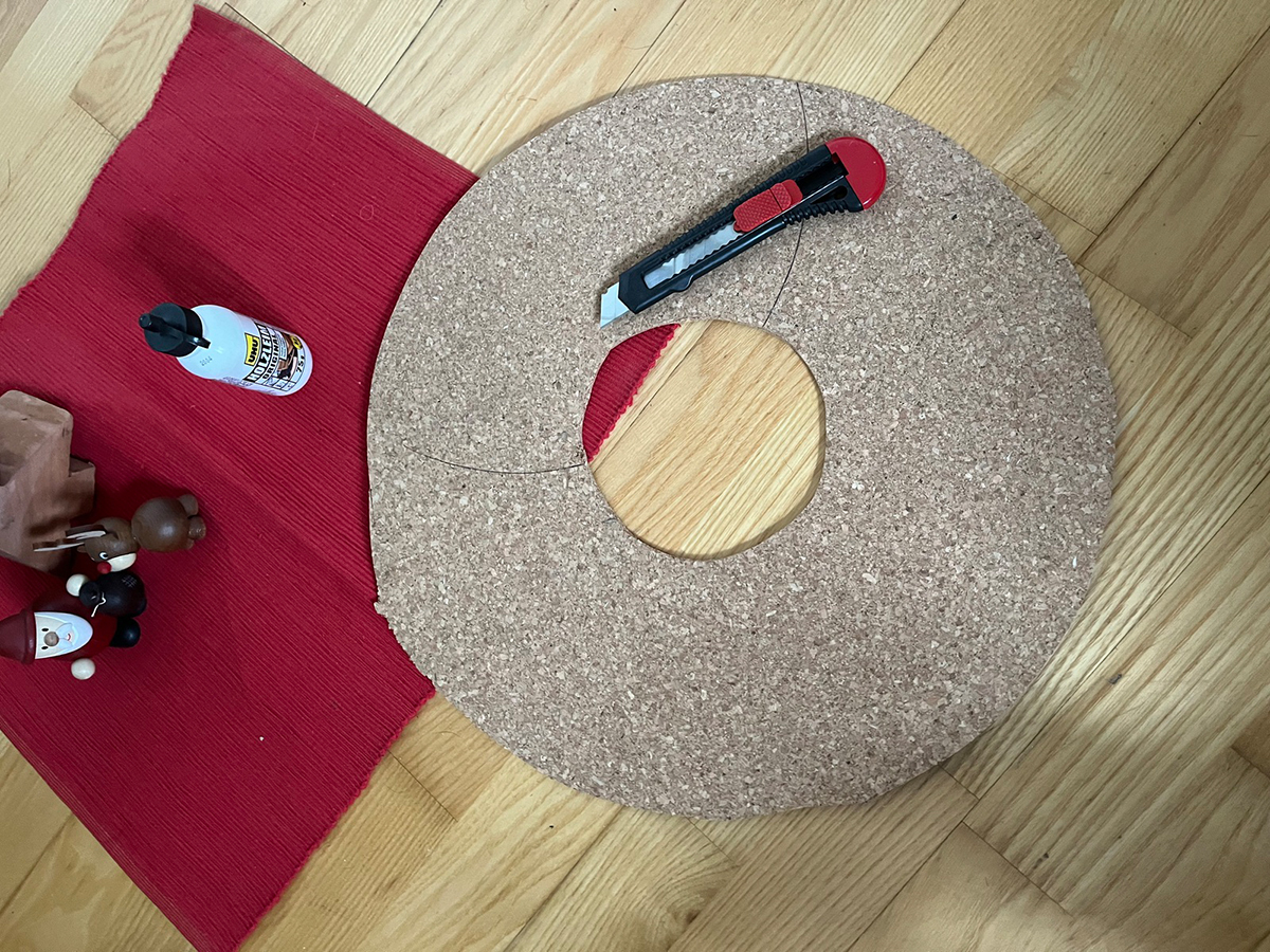 Adventskranz-Korkplatte Kreise ausschneiden