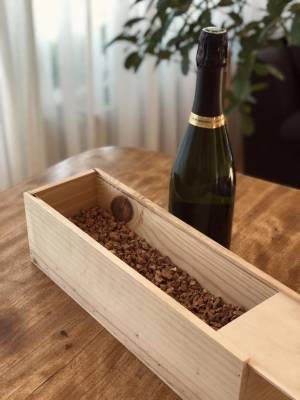 Kiste für Wein mit Granulat aus Kork