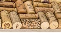 Pinnwand mit genutzten, alten Weinkorkstopfen online kaufen