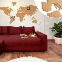 Kork Weltkarte XXL mit Reisefotos über rotem Sofa mit Katze