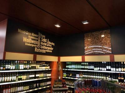Verkleidung Wein-Regal mit Korken in der Weinabteilung eines Supermarktes