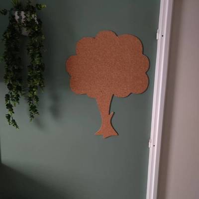 Kork-Baum als Pinnwand an der Wand Kinderzimmer