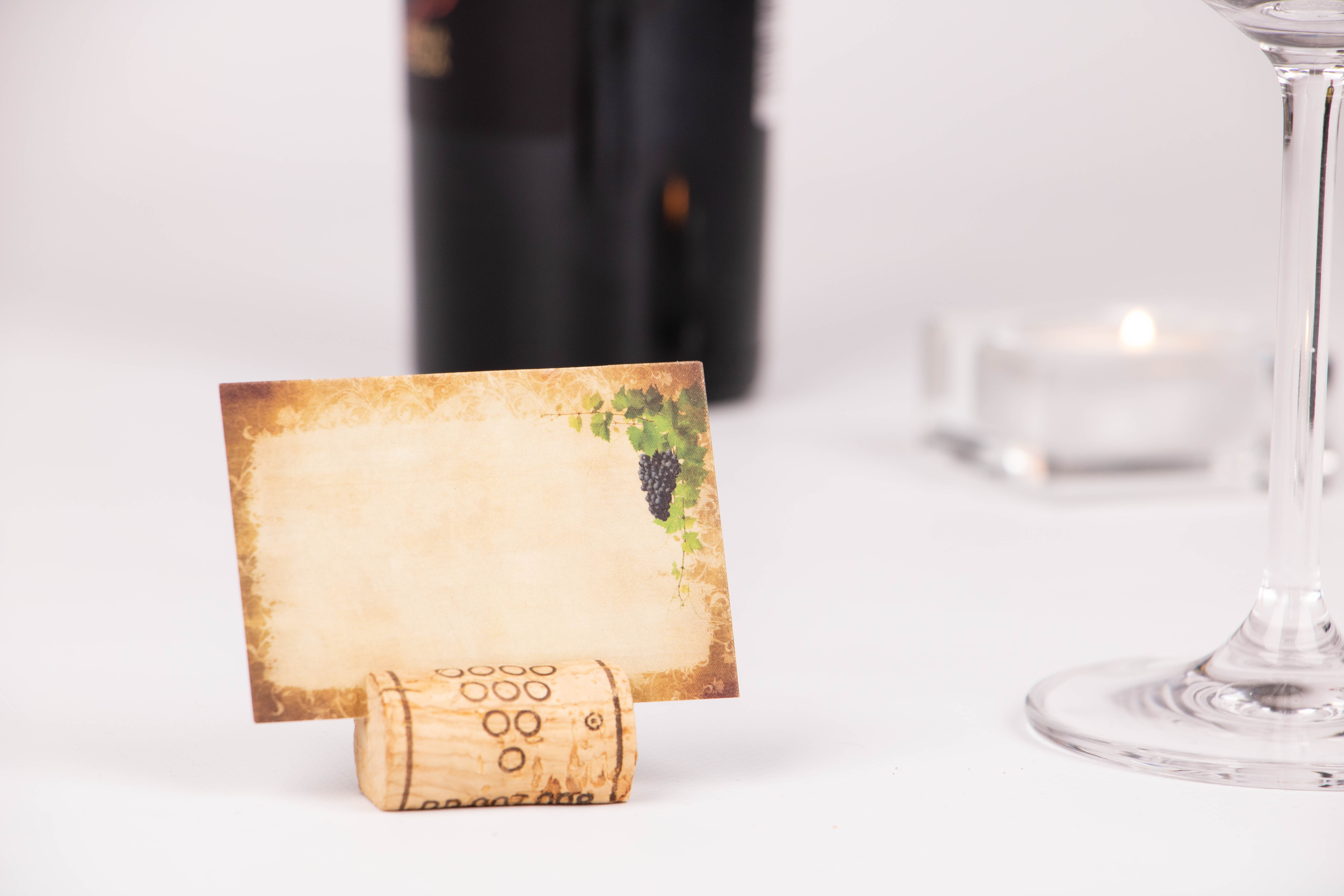 Tischkarten aus Weinkorken basteln – das brauchst du dafür